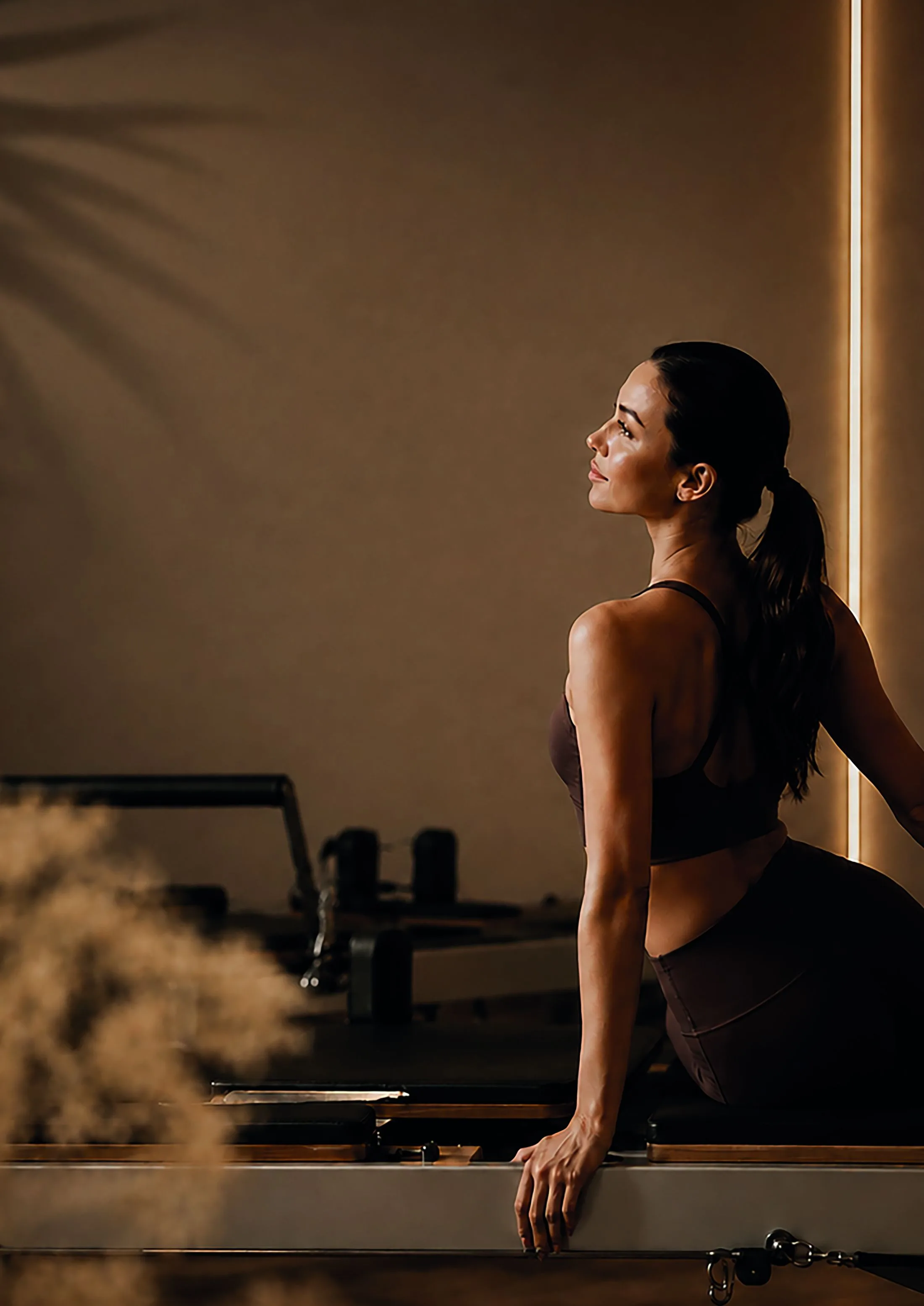 Женщина на тренировке Pilates Reformer в Impress Fitness