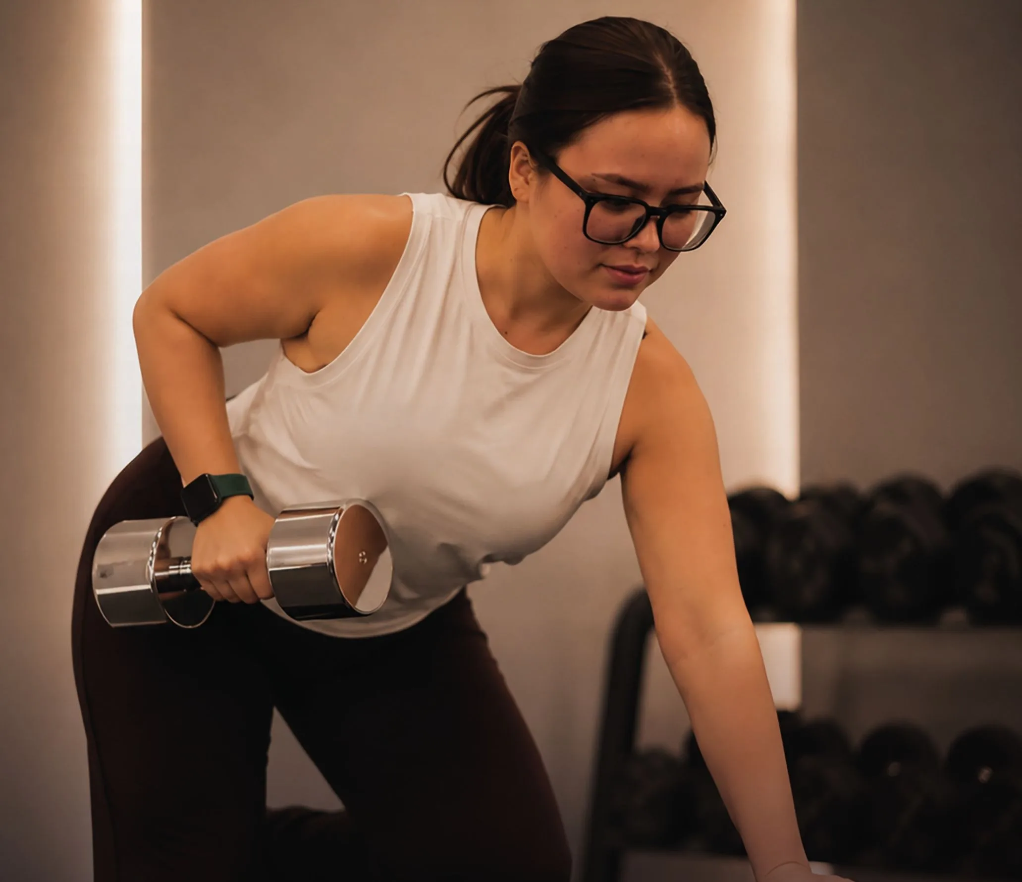 Тренировка с гантелью в зале Impress Fitness